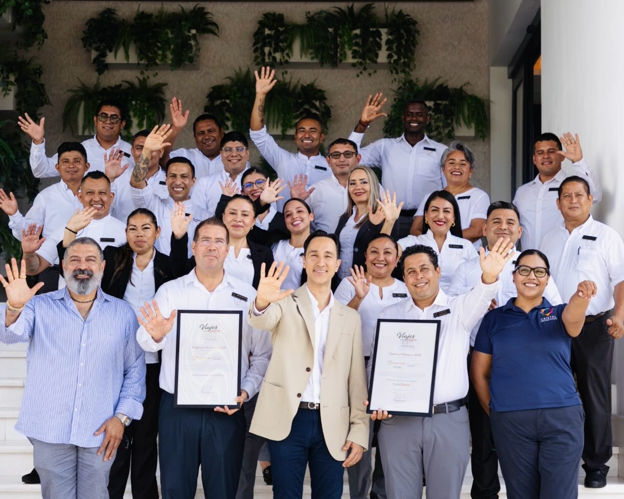 Equipo Viajes con Pasión en oficina — concierge atendiendo clientes